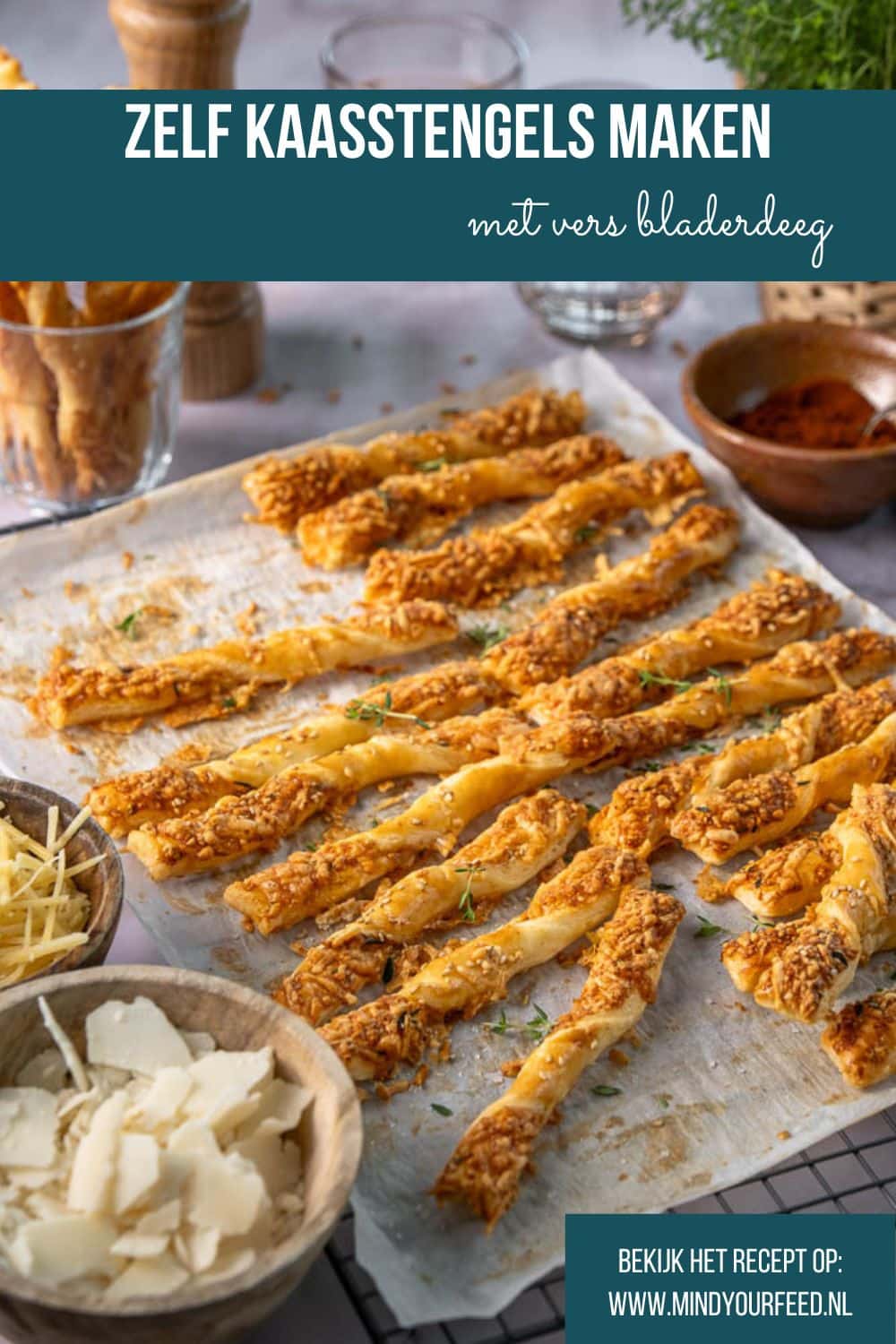 Kaasstengels maken van bladerdeeg: zelfgemaakte kaasstengels met oude kaas, Parmezaan en kruiden, krokant gebakken.