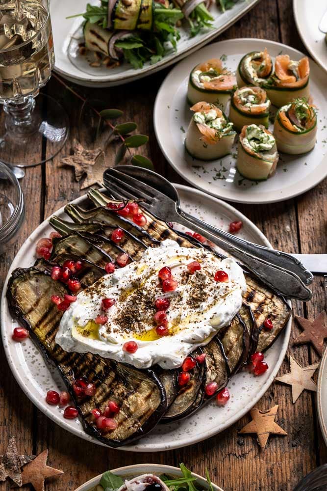 Gegrilde aubergine carpaccio met yoghurt, za’atar en granaatappel als vegetarisch voorgerecht.