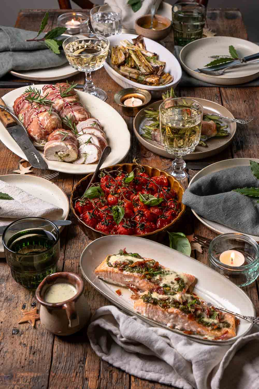 Zalm uit de oven met groene pesto, krokante serranoham en een romige wittewijn-dillesaus. Een eenvoudig maar luxe hoofdgerecht dat perfect past bij de feestdagen. De zalm wordt zacht en sappig in de oven en de pesto geeft direct veel smaak. Serveer met geroosterde groenten of een frisse salade voor een compleet en feestelijk diner. Makkelijk te maken en ideaal als kerstrecept.