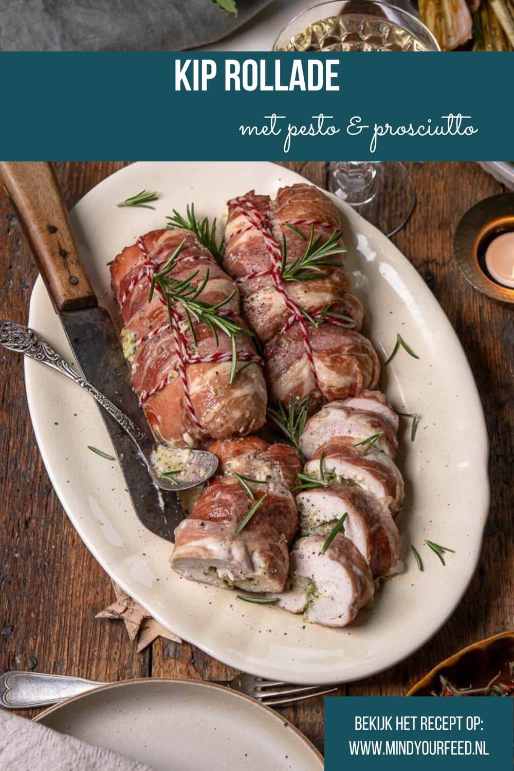 Kip rollade met pesto en prosciutto. Een feestelijk en makkelijk hoofdgerecht voor Kerst, gemaakt van kipfilet gevuld met mascarpone en pesto en omwikkeld met prosciutto. De rollade gaat de oven in en blijft sappig en smaakvol. Perfect te combineren met groenterijke bijgerechten zoals geroosterde broccoli, spruitjes of cranberrycompote. Makkelijk te maken en ideaal voor een ontspannen diner.