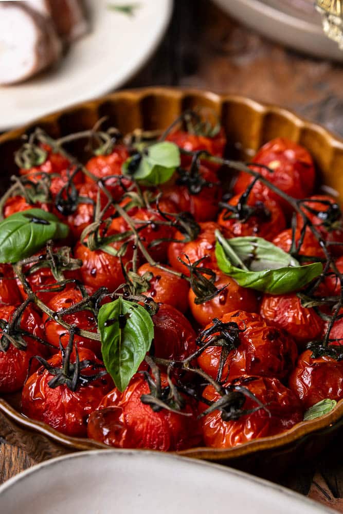Geroosterde cherry tomaatjes uit de oven; zoet, zacht en kruidig door balsamico, knoflook en tijm.