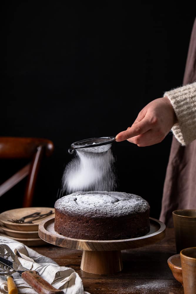 Pure chocoladetaart uit Capri met amandelmeel en poedersuiker, glutenvrij dessert.