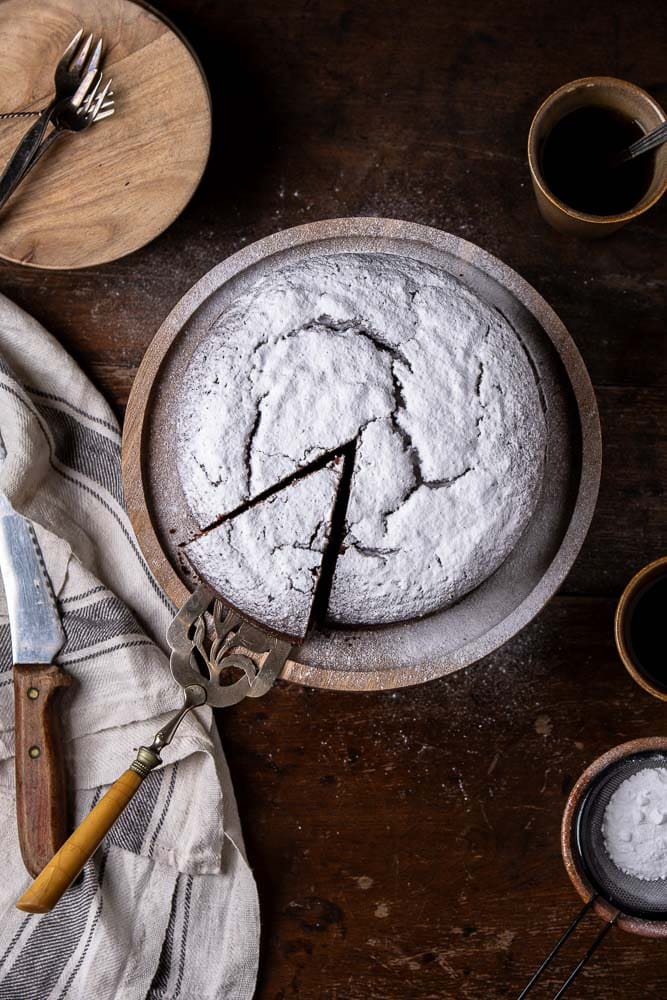 Torta Caprese – smeuïge Italiaanse chocoladetaart met amandelmeel, bestrooid met poedersuiker.