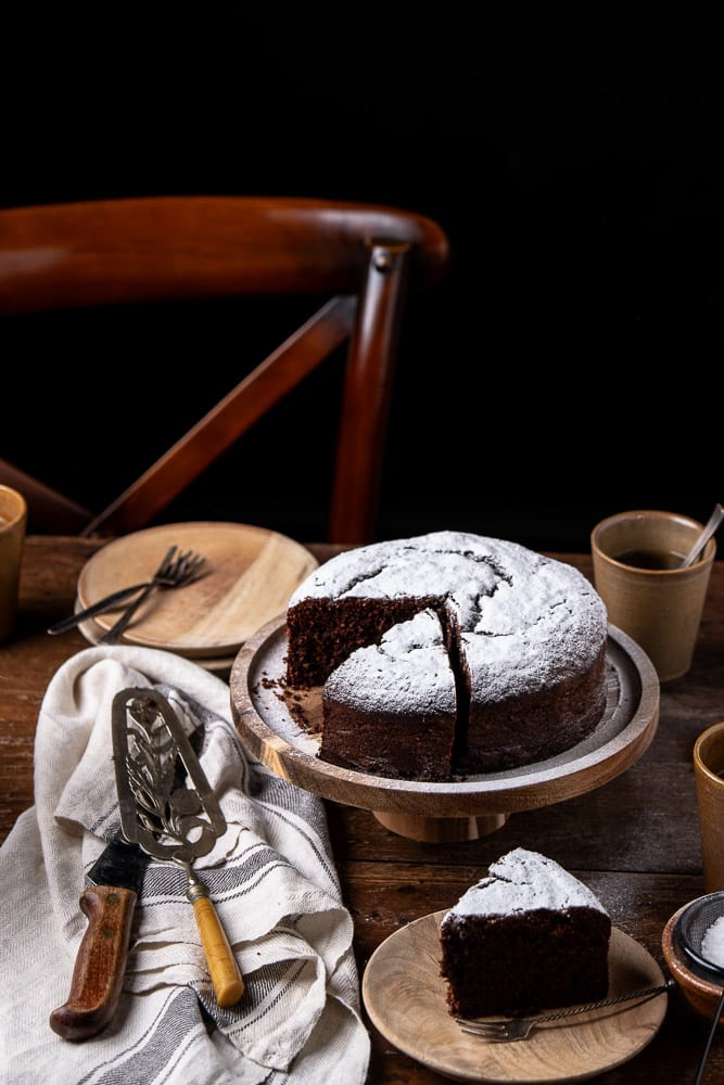 Fluweelzachte Torta Caprese met krokant randje en zachte binnenkant, Italiaanse chocoladetaart.