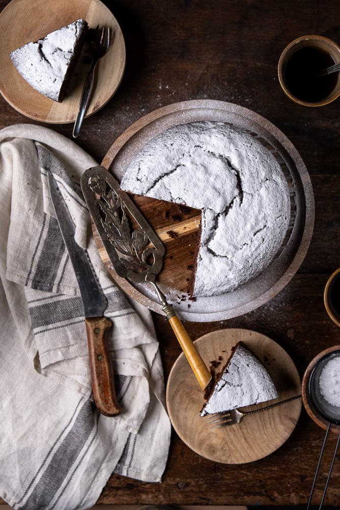 Rustieke Italiaanse Torta Caprese, glutenvrije chocolade-amandeltaart met poedersuiker.