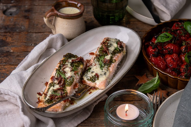 Zalm uit de oven met pesto en krokante ham, feestelijk hoofdgerecht met wittewijnsaus. Zalm uit de oven met groenten, suggesties voor bijgerechten.