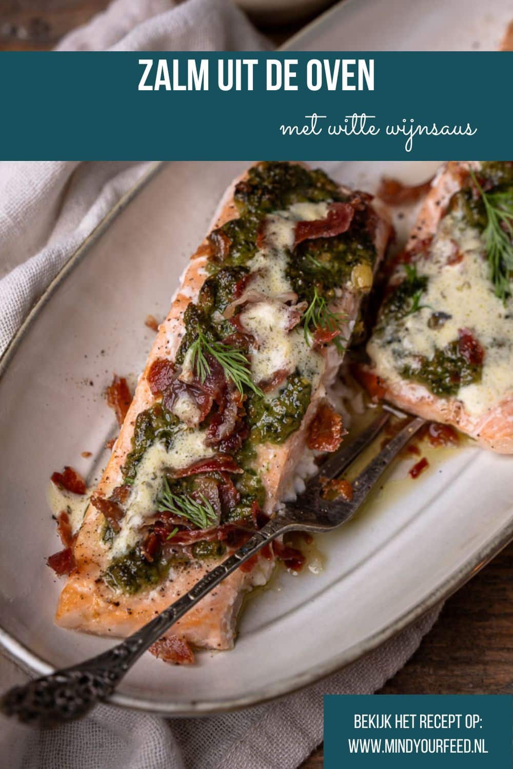 Zalm uit de oven met groene pesto, krokante serranoham en een romige wittewijn-dillesaus. Een eenvoudig maar luxe hoofdgerecht dat perfect past bij de feestdagen. De zalm wordt zacht en sappig in de oven en de pesto geeft direct veel smaak. Serveer met geroosterde groenten of een frisse salade voor een compleet en feestelijk diner. Makkelijk te maken en ideaal als kerstrecept.