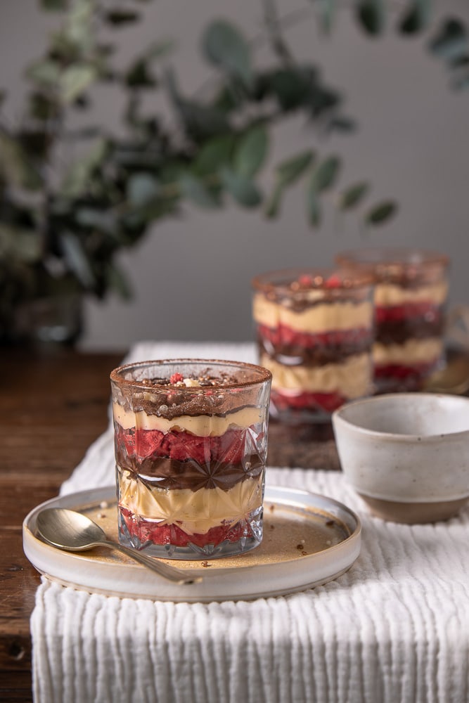 Zuppa Inglese in een glaasje met rode lange vingers, vanille- en chocoladeroom als feestelijk Italiaans nagerecht.