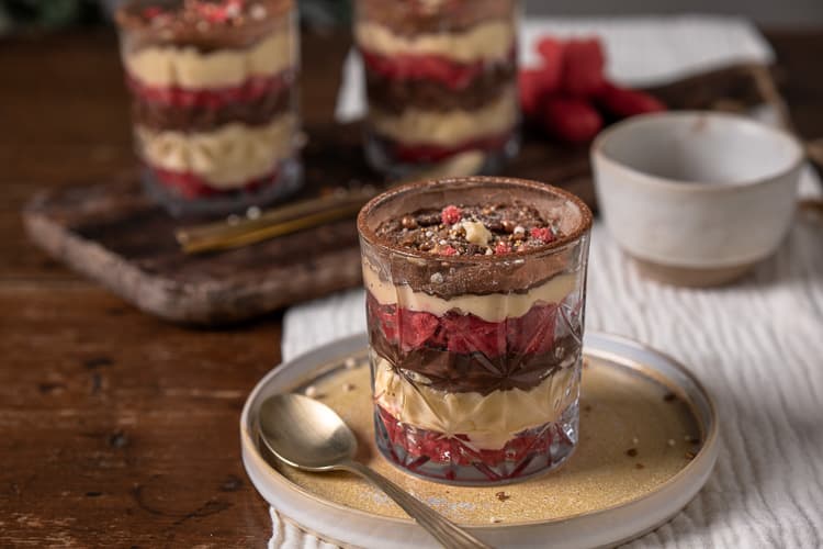 Zuppa Inglese in een glaasje met rode lange vingers, vanille- en chocoladeroom als feestelijk Italiaans nagerecht.