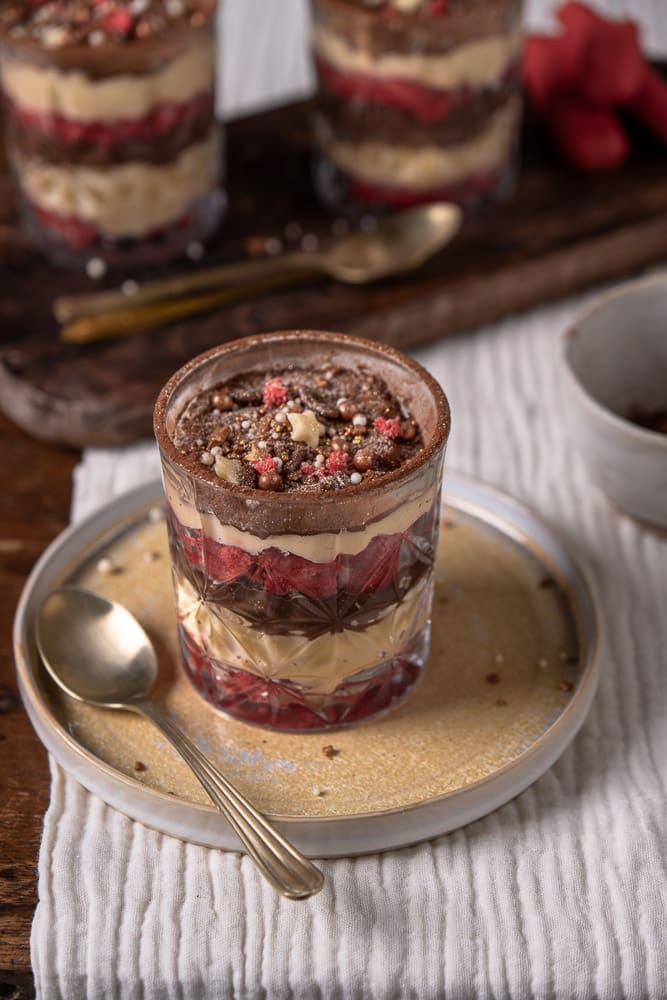 Zuppa Inglese in een glaasje met rode lange vingers, vanille- en chocoladeroom als feestelijk Italiaans nagerecht.