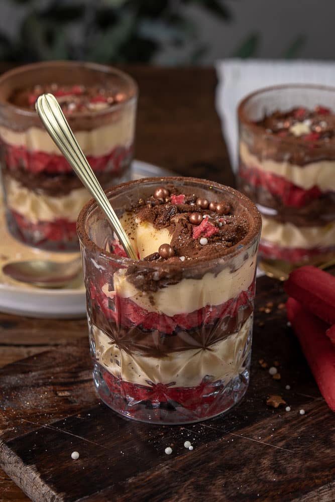 Zuppa Inglese in een glaasje met rode lange vingers, vanille- en chocoladeroom als feestelijk Italiaans nagerecht.
