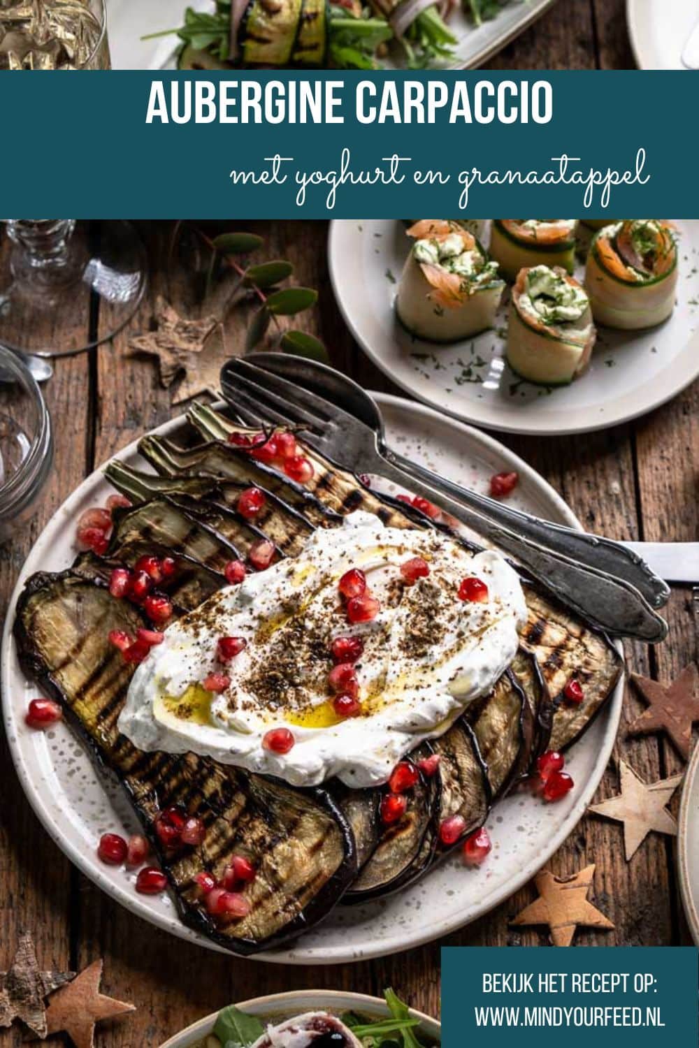 Gegrilde aubergine carpaccio met yoghurt, za’atar en granaatappel als vegetarisch voorgerecht.