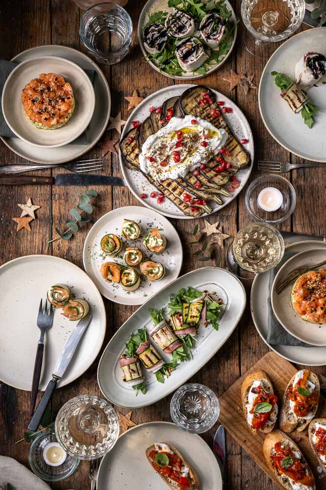 Feestelijk recept voor courgette rolletjes met ricotta, prosciutto, pijnboompitten en rucola; een licht en luxe borrelhapje of voorgerecht dat makkelijk vooraf te maken is.