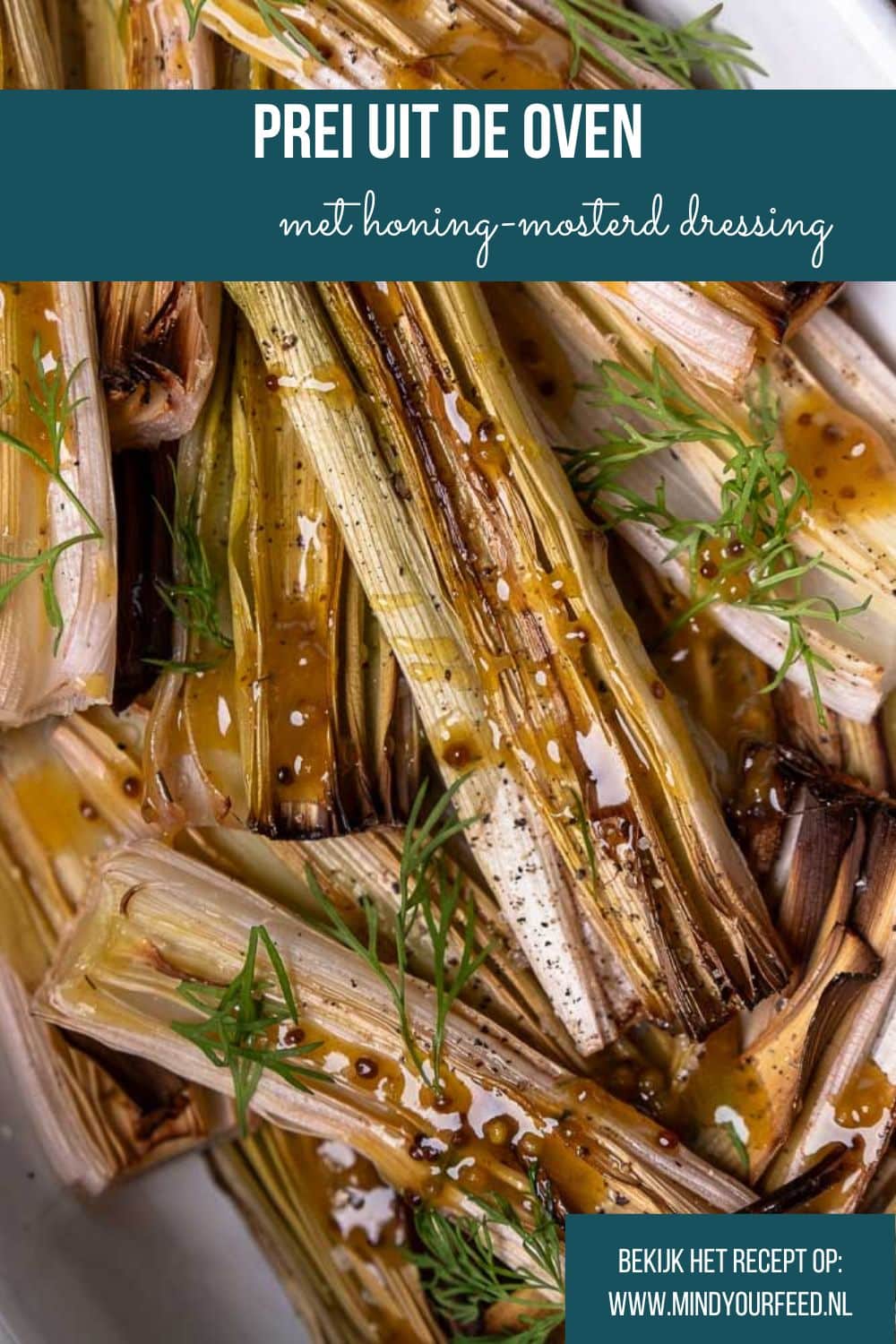 Geroosterde prei uit de oven met olijfolie, peper en zout en een frisse honing-mosterd dressing. Makkelijk groente bijgerecht uit de oven voor doordeweeks, Kerst of een etentje.