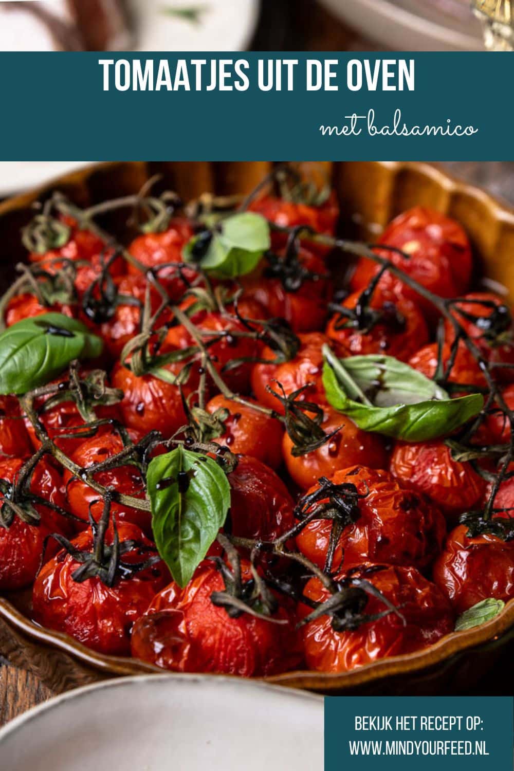 Makkelijke tomaatjes uit de oven: cherry tomaatjes met balsamico, knoflook, tijm en olijfolie. Zoet, zacht, smaakvol en ideaal als bijgerecht.