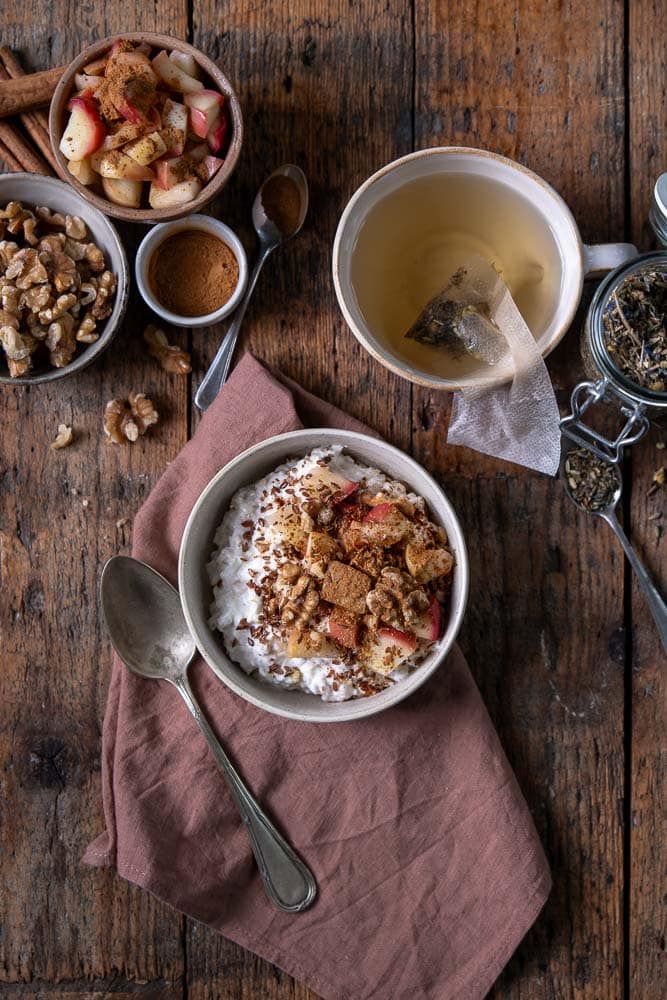Havermout ontbijt met appel, kaneel en kwark, afgemaakt met crunchy noten – een voedzaam en makkelijk ontbijt.