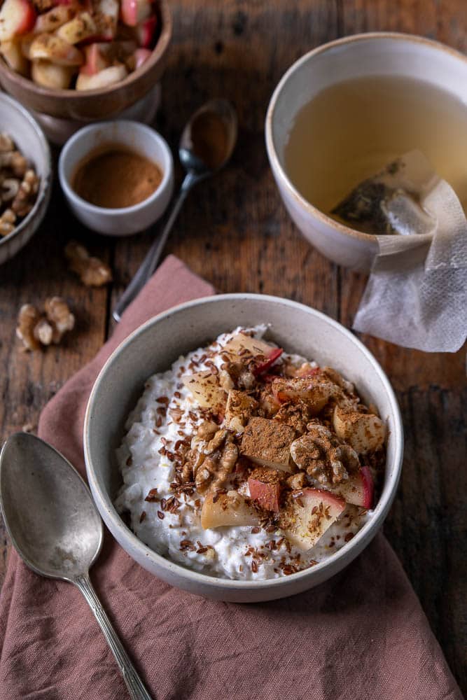 Havermout ontbijt met appel, kaneel en kwark, afgemaakt met crunchy noten – een voedzaam en makkelijk ontbijt.
