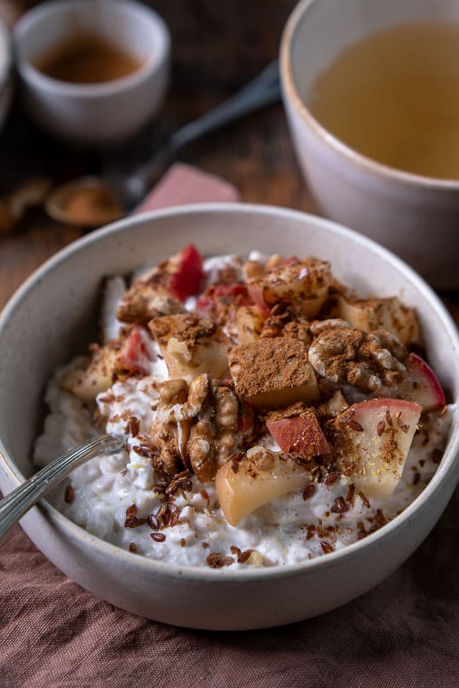Havermout ontbijt met appel, kaneel en kwark, afgemaakt met crunchy noten – een voedzaam en makkelijk ontbijt.