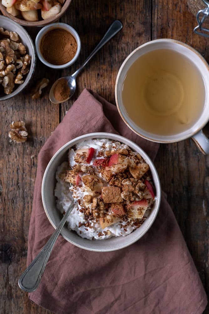 Havermout ontbijt met appel, kaneel en kwark, afgemaakt met crunchy noten – een voedzaam en makkelijk ontbijt.