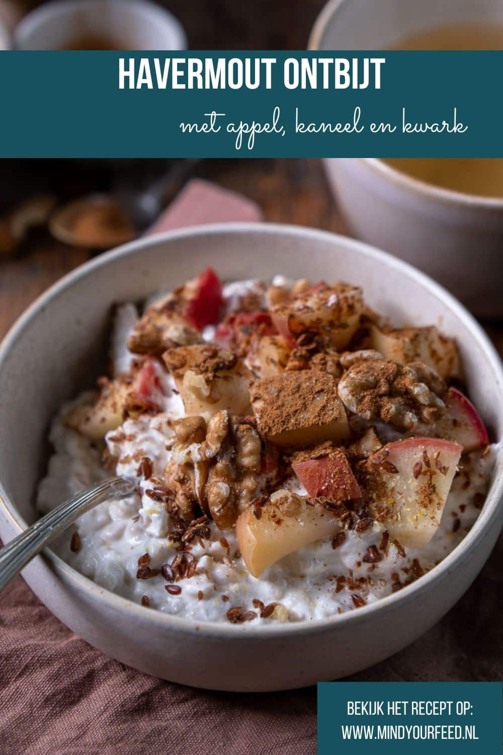 Havermout ontbijt met appel, kaneel en kwark, afgemaakt met crunchy noten – een voedzaam en makkelijk ontbijt.