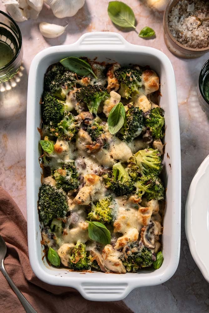 Broccoli ovenschotel met kip in romige saus met champignons, kookroom en mozzarella. Snelle broccoli ovenschotel, koolhydraatarm en eiwitrijk.