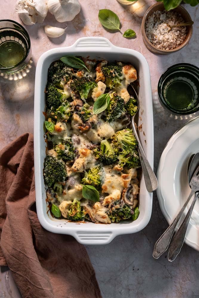 Broccoli ovenschotel met kip in romige saus met champignons, kookroom en mozzarella. Snelle broccoli ovenschotel, koolhydraatarm en eiwitrijk.