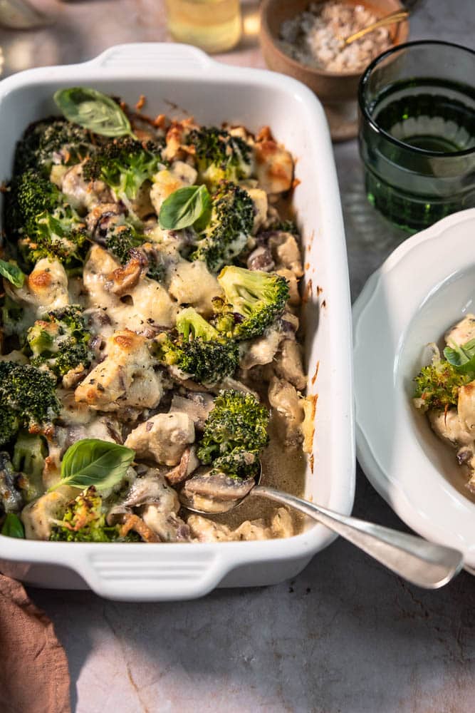 Broccoli ovenschotel met kip in romige saus met champignons, kookroom en mozzarella. Snelle broccoli ovenschotel, koolhydraatarm en eiwitrijk.