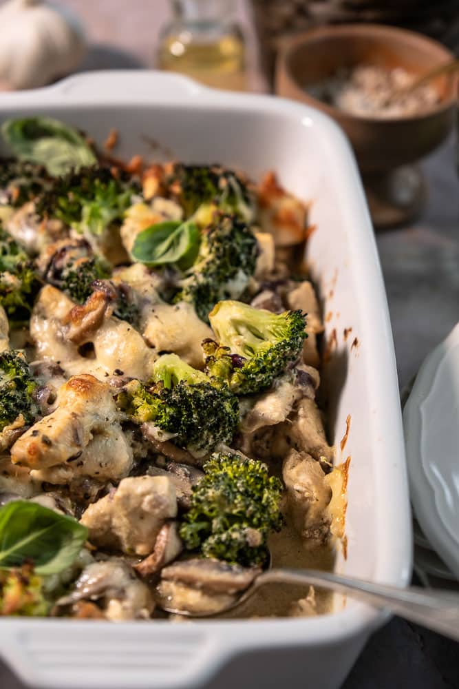 Broccoli ovenschotel met kip in romige saus met champignons, kookroom en mozzarella. Snelle broccoli ovenschotel, koolhydraatarm en eiwitrijk.