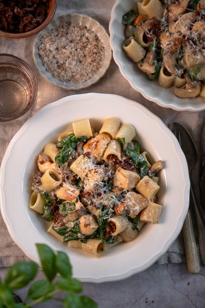 Pasta met kip en spinazie in romige Italiaanse roomsaus, makkelijke en snelle maaltijd, eiwitrijke pasta, recept voor pasta met kip.