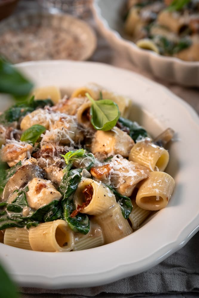 Pasta met kip en spinazie in romige Italiaanse roomsaus, makkelijke en snelle maaltijd, eiwitrijke pasta, recept voor pasta met kip.