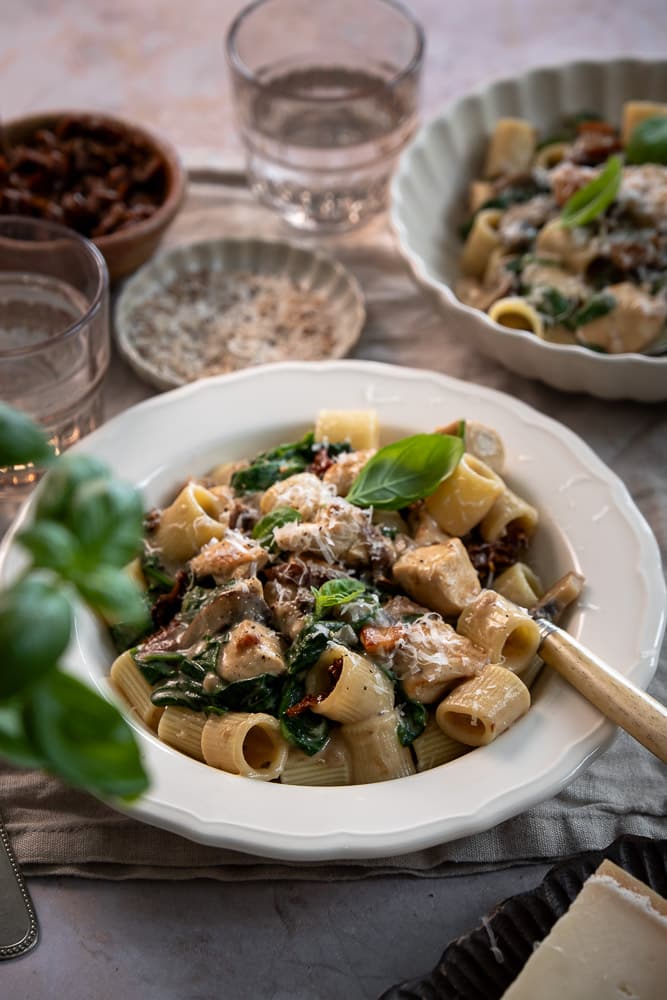 Pasta met kip en spinazie in romige Italiaanse roomsaus, makkelijke en snelle maaltijd, eiwitrijke pasta, recept voor pasta met kip.