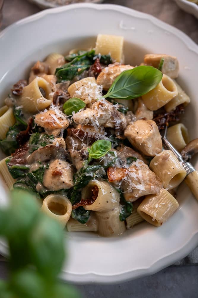 Pasta met kip en spinazie in romige Italiaanse roomsaus, makkelijke en snelle maaltijd, eiwitrijke pasta, recept voor pasta met kip.