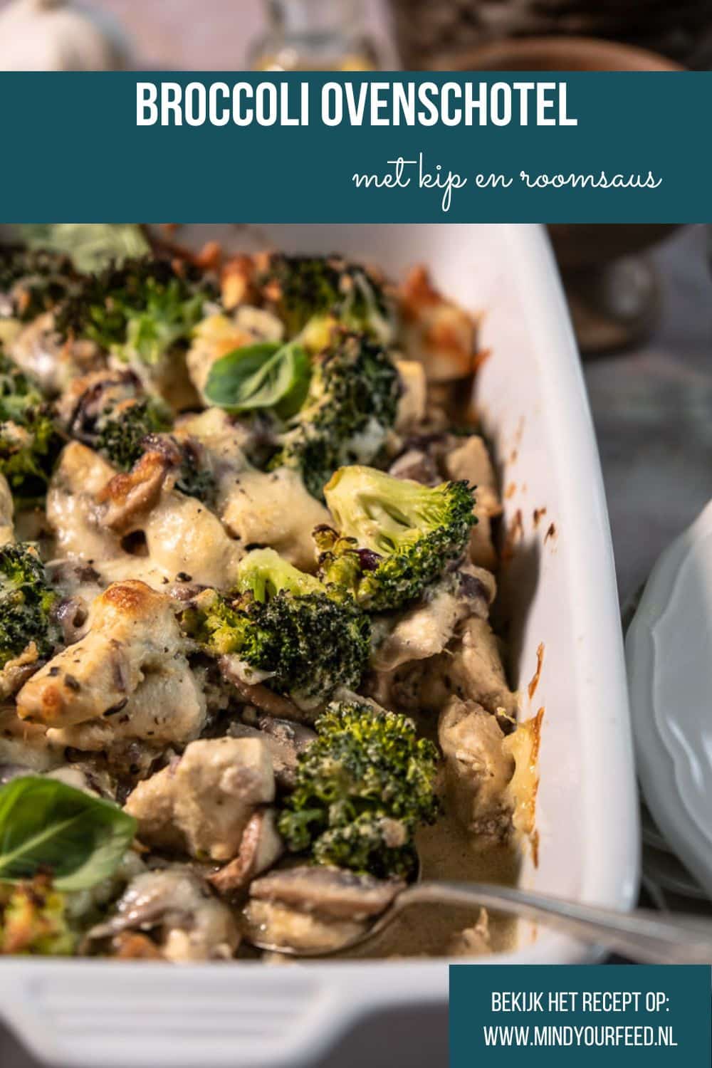 Broccoli ovenschotel met kip in romige saus met champignons, kookroom en mozzarella. Snelle broccoli ovenschotel, koolhydraatarm en eiwitrijk.