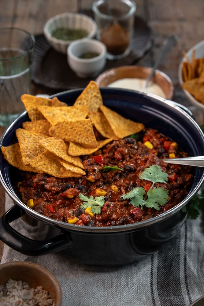 Zelfgemaakte chili con carne kruidenmix met komijn, paprikapoeder, oregano en chilipeper. Een makkelijke kruidenmix zonder pakjes of zakjes waarmee je chili con carne een kruidige, warme en licht pittige Mexicaanse smaak geeft.