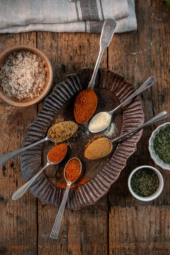 Zelfgemaakte chili con carne kruidenmix met komijn, paprikapoeder, oregano en chilipeper. Een makkelijke kruidenmix zonder pakjes of zakjes waarmee je chili con carne een kruidige, warme en licht pittige Mexicaanse smaak geeft.