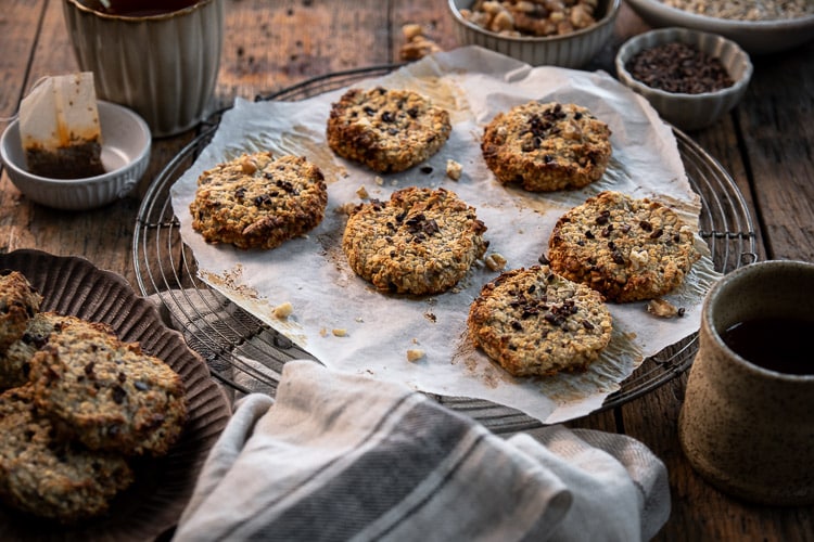 Gezonde havermout koekjes met banaan, walnoten en cacao nibs. Makkelijk recept om zelf havermout koekjes te bakken.