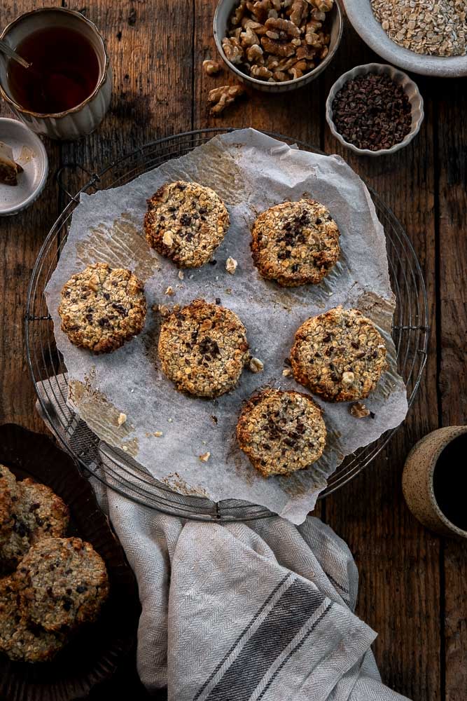 Gezonde havermout koekjes met banaan, walnoten en cacao nibs. Makkelijk recept om zelf havermout koekjes te bakken.