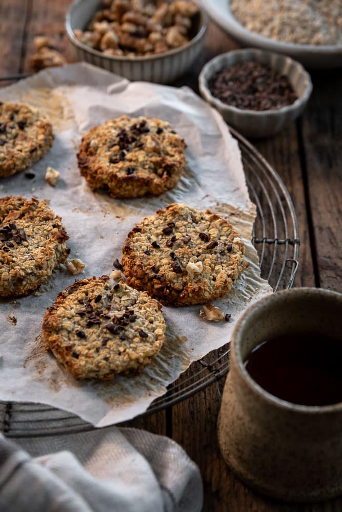 Gezonde havermout koekjes met banaan, walnoten en cacao nibs. Makkelijk recept om zelf havermout koekjes te bakken.