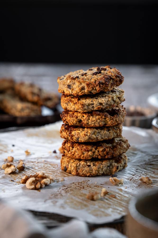 Gezonde havermout koekjes met banaan, walnoten en cacao nibs. Makkelijk recept om zelf havermout koekjes te bakken.