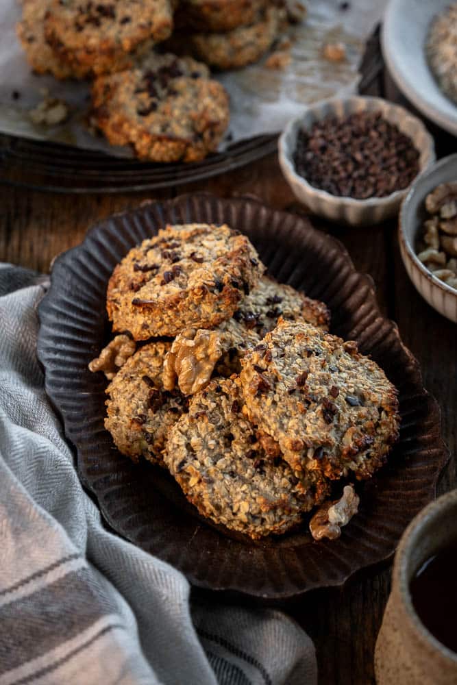 Gezonde havermout koekjes met banaan, walnoten en cacao nibs. Makkelijk recept om zelf havermout koekjes te bakken.