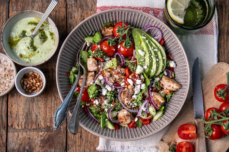 Kip pesto salade met avocado, feta, groenten en pesto dressing – gezonde lunch salade met kip.