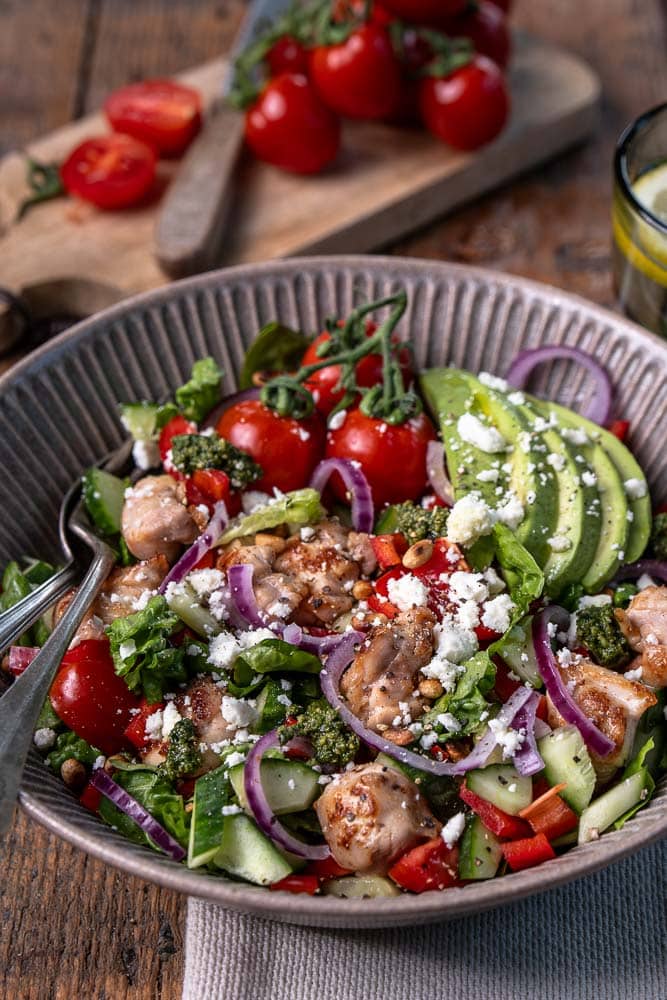Kip pesto salade met avocado, feta, groenten en pesto dressing – gezonde lunch salade met kip