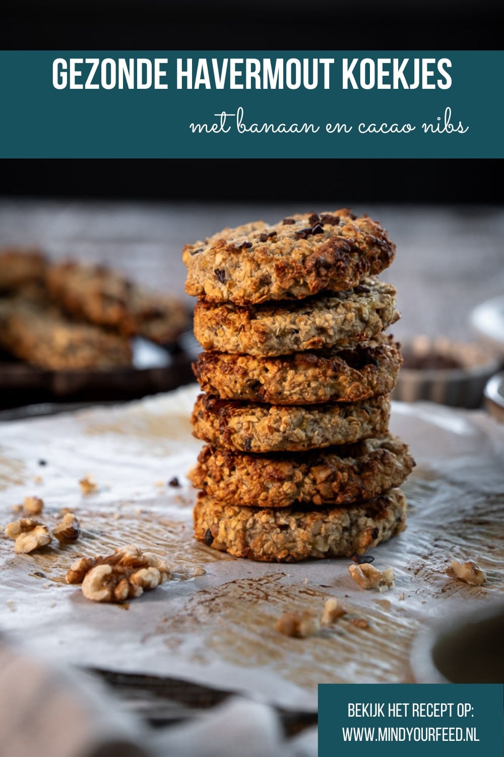 Gezonde havermout koekjes met banaan, walnoten en cacao nibs. Makkelijk recept om zelf havermout koekjes te bakken.