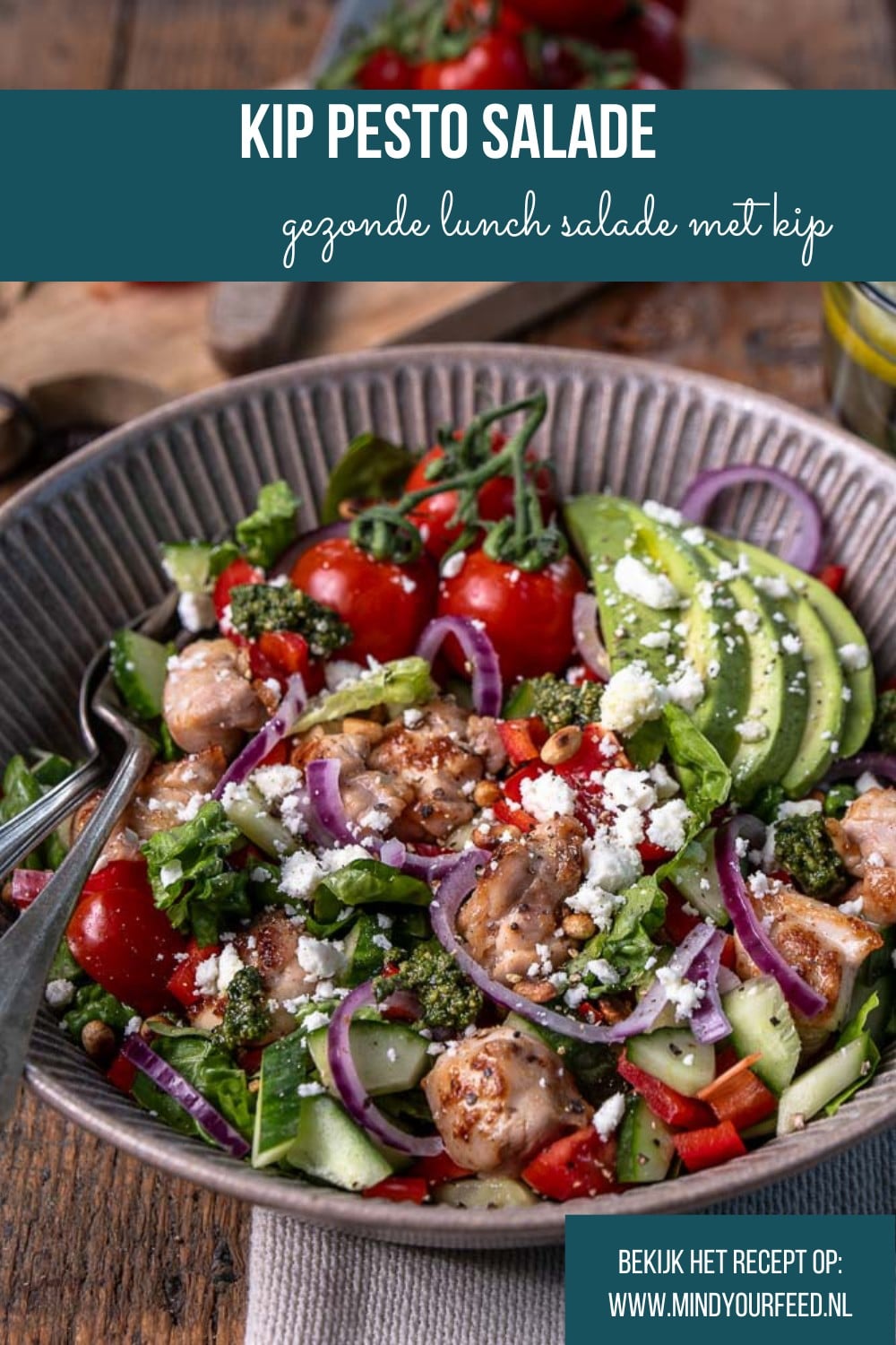 Kip pesto salade met avocado, feta, groenten en pesto dressing – gezonde lunch salade met kip.