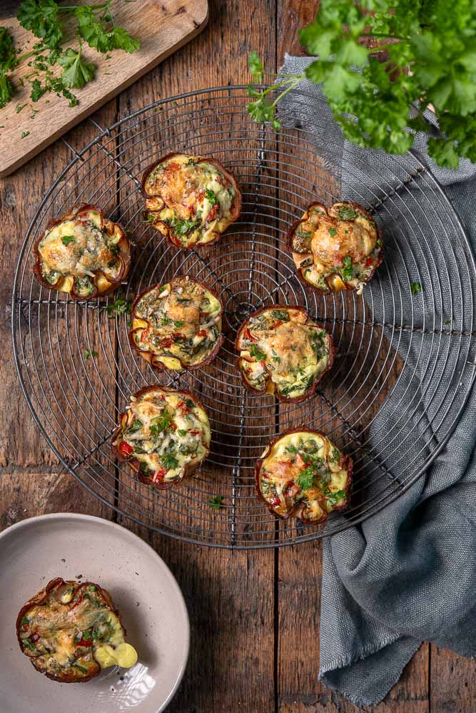Gezonde hartige muffins met kip, spinazie, feta en ei uit de oven. Ideaal als eiwitrijke snack, gezond tussendoortje of lichte lunch.
