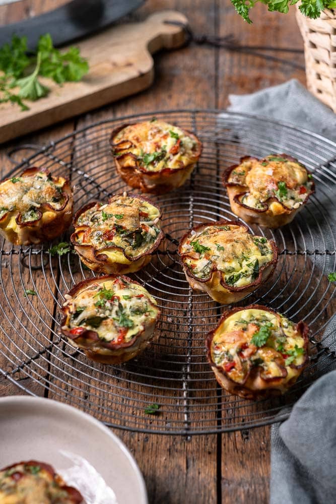 Gezonde hartige muffins met kip, spinazie, feta en ei uit de oven. Ideaal als eiwitrijke snack, gezond tussendoortje of lichte lunch.
