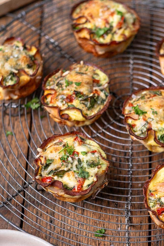 Gezonde hartige muffins met kip, spinazie, feta en ei uit de oven. Ideaal als eiwitrijke snack, gezond tussendoortje of lichte lunch.