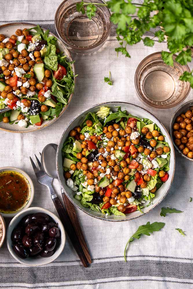 Kikkererwten salade met feta, geroosterde kikkererwten, rucola, rode paprika en balsamico dressing — makkelijke broodloze lunch