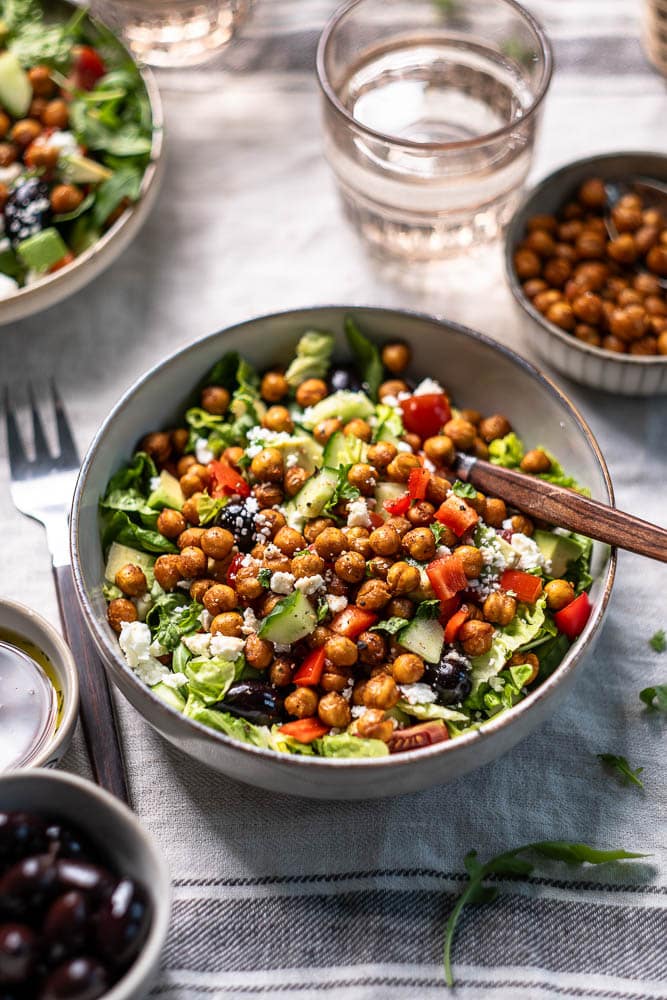 Kikkererwten salade met feta, geroosterde kikkererwten, rucola, rode paprika en balsamico dressing — makkelijke broodloze lunch.