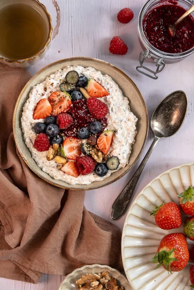 Overnight oats recept met kwark, cottage cheese, zomerfruit en nootjes.